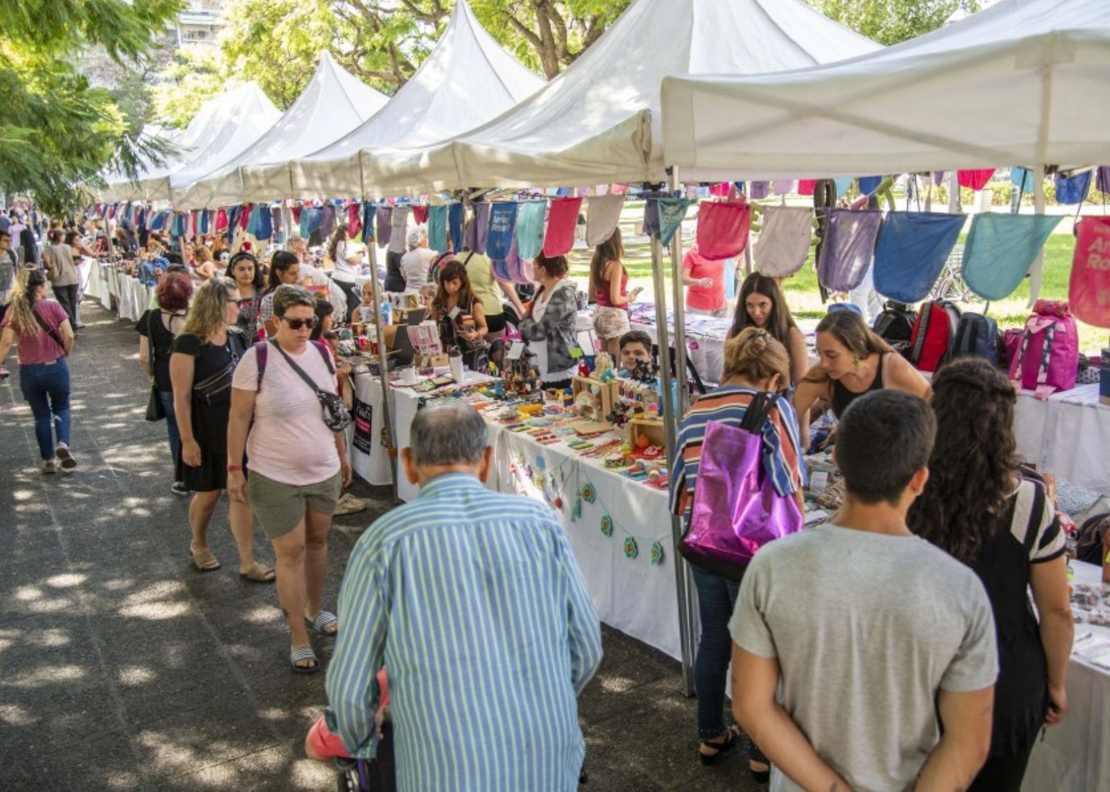 Vuelta a Clases: se desarrolla una nueva edición de la feria especial en la plaza Sarmiento